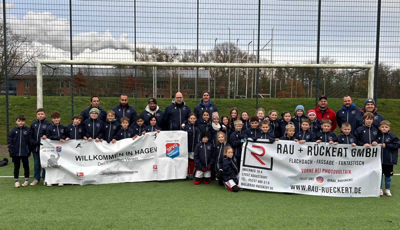 Neue Regenjacken zum Nikolaus: E‑Jugend und Trainerteam